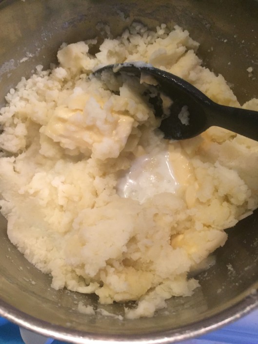 Lägg i smöret och mjölken, rör ihop det kraftfullt.  Salta och peppra.